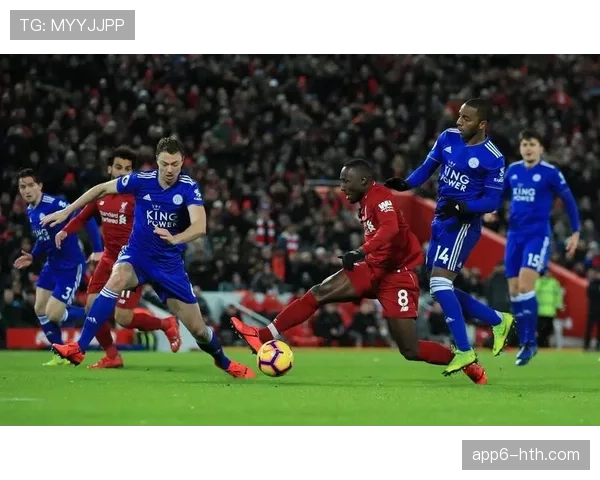 终场哨响,柏林联合老将特里梅尔跪地亲吻草皮,球队保留一线保级希望